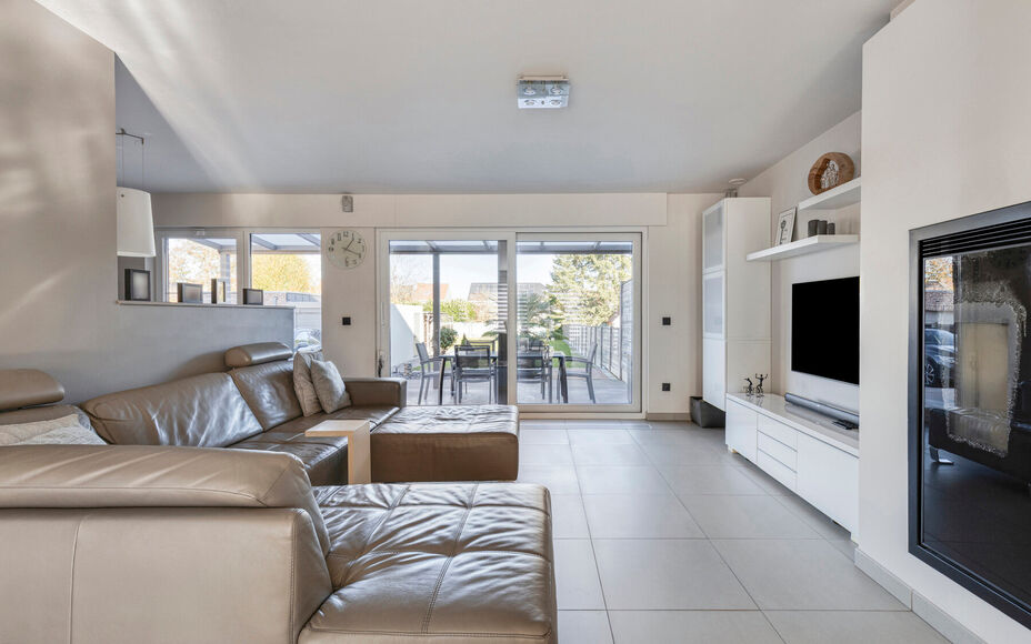 Leemans Real Estate vous propose cette magnifique maison jumelée, prête à emménager, idéalement située à Liedekerke.
Grâce à sa situation centrale, toutes les commodités sont à proximité : commerces, écoles, transports en commun, installation