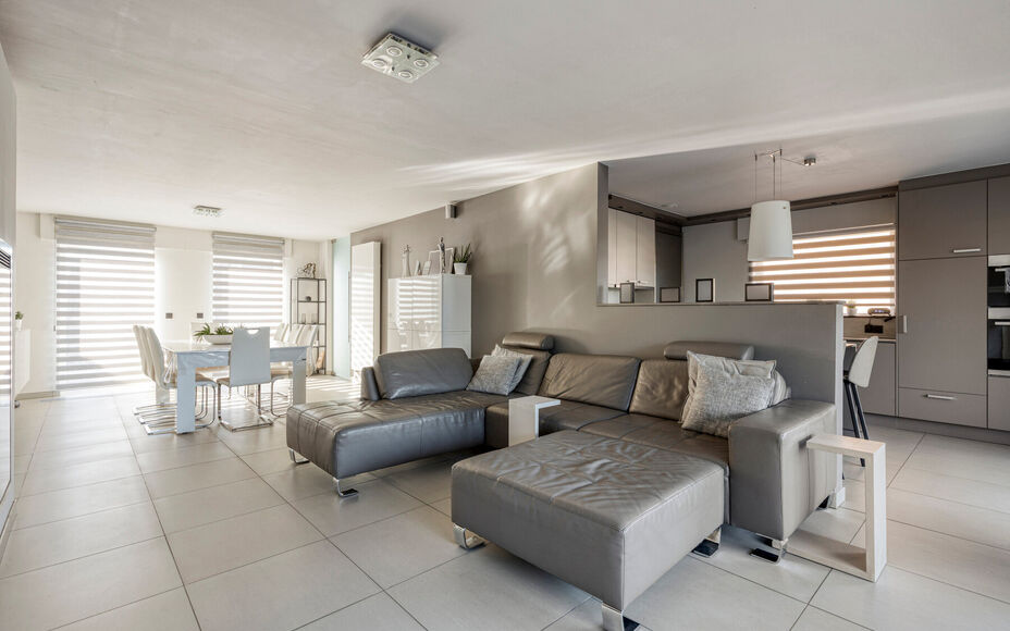 Leemans Real Estate vous propose cette magnifique maison jumelée, prête à emménager, idéalement située à Liedekerke.
Grâce à sa situation centrale, toutes les commodités sont à proximité : commerces, écoles, transports en commun, installation