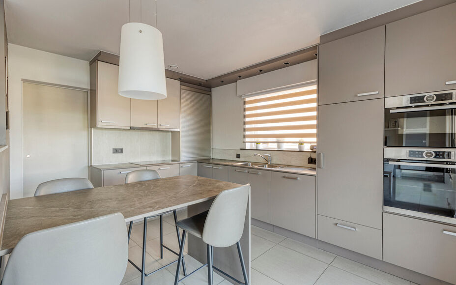 Leemans Real Estate vous propose cette magnifique maison jumelée, prête à emménager, idéalement située à Liedekerke.
Grâce à sa situation centrale, toutes les commodités sont à proximité : commerces, écoles, transports en commun, installation