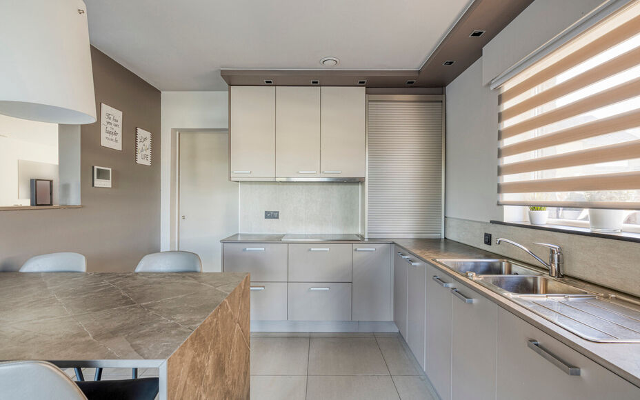 Leemans Real Estate vous propose cette magnifique maison jumelée, prête à emménager, idéalement située à Liedekerke.
Grâce à sa situation centrale, toutes les commodités sont à proximité : commerces, écoles, transports en commun, installation