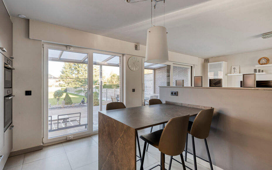 Leemans Real Estate vous propose cette magnifique maison jumelée, prête à emménager, idéalement située à Liedekerke.
Grâce à sa situation centrale, toutes les commodités sont à proximité : commerces, écoles, transports en commun, installation