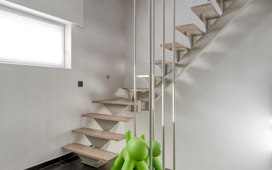 Leemans Real Estate vous propose cette magnifique maison jumelée, prête à emménager, idéalement située à Liedekerke.
Grâce à sa situation centrale, toutes les commodités sont à proximité : commerces, écoles, transports en commun, installation