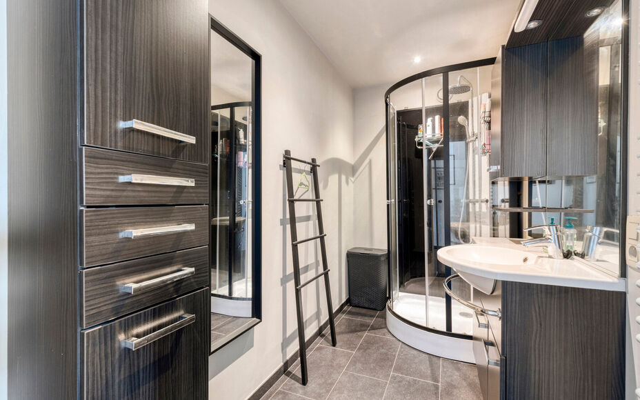 Leemans Real Estate vous propose cette magnifique maison jumelée, prête à emménager, idéalement située à Liedekerke.
Grâce à sa situation centrale, toutes les commodités sont à proximité : commerces, écoles, transports en commun, installation