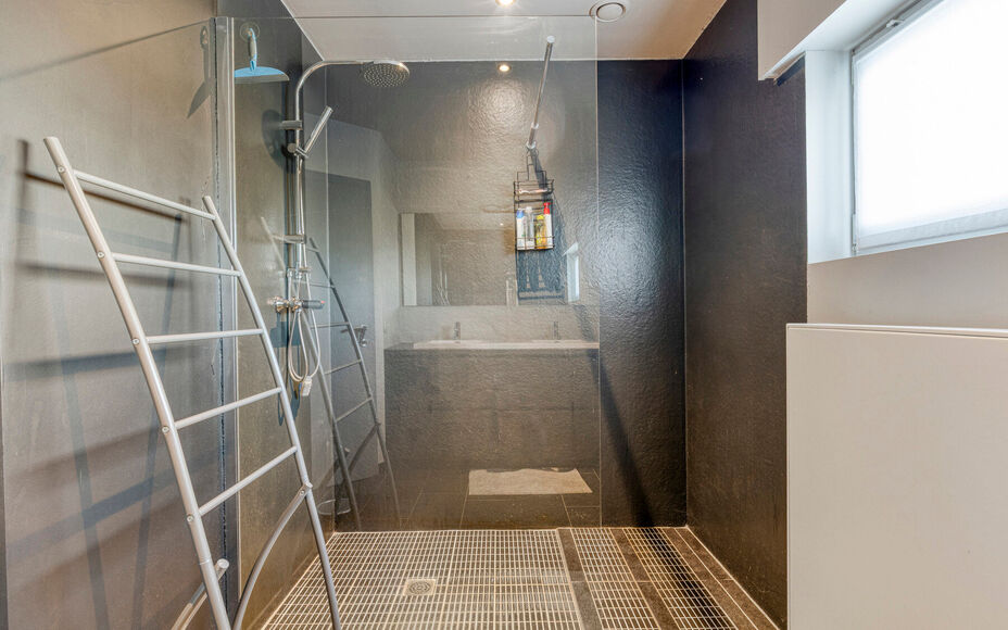 Leemans Real Estate vous propose cette magnifique maison jumelée, prête à emménager, idéalement située à Liedekerke.
Grâce à sa situation centrale, toutes les commodités sont à proximité : commerces, écoles, transports en commun, installation