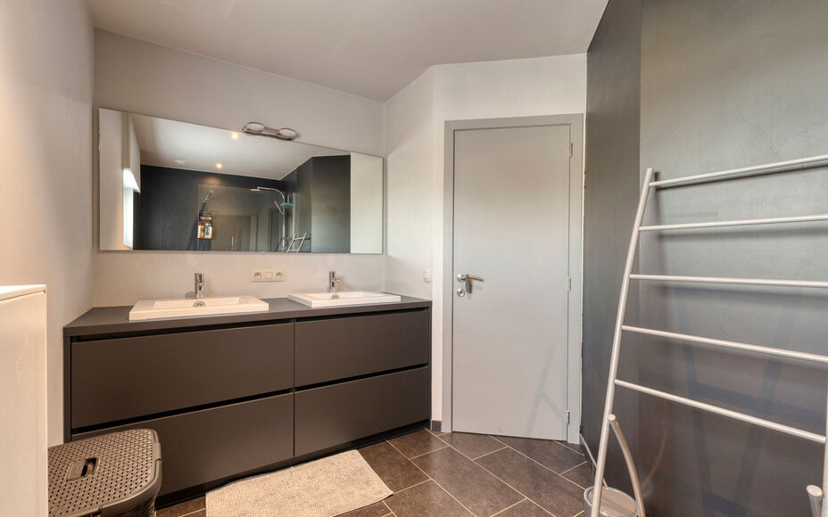 Leemans Real Estate vous propose cette magnifique maison jumelée, prête à emménager, idéalement située à Liedekerke.
Grâce à sa situation centrale, toutes les commodités sont à proximité : commerces, écoles, transports en commun, installation