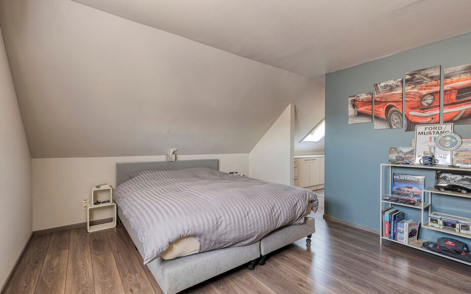 Leemans Real Estate vous propose cette magnifique maison jumelée, prête à emménager, idéalement située à Liedekerke.
Grâce à sa situation centrale, toutes les commodités sont à proximité : commerces, écoles, transports en commun, installation