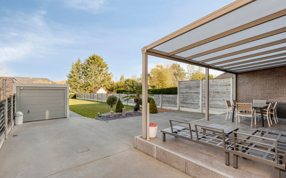 Leemans Real Estate vous propose cette magnifique maison jumelée, prête à emménager, idéalement située à Liedekerke.
Grâce à sa situation centrale, toutes les commodités sont à proximité : commerces, écoles, transports en commun, installation