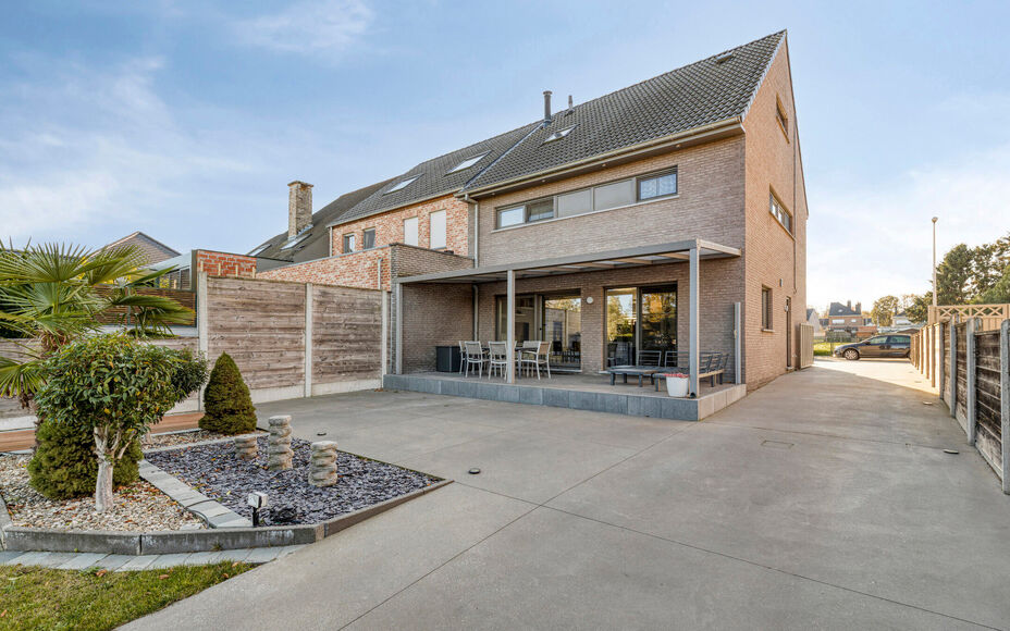 Leemans Real Estate vous propose cette magnifique maison jumelée, prête à emménager, idéalement située à Liedekerke.
Grâce à sa situation centrale, toutes les commodités sont à proximité : commerces, écoles, transports en commun, installation