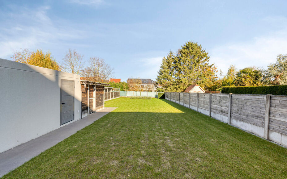 Leemans Real Estate vous propose cette magnifique maison jumelée, prête à emménager, idéalement située à Liedekerke.
Grâce à sa situation centrale, toutes les commodités sont à proximité : commerces, écoles, transports en commun, installation