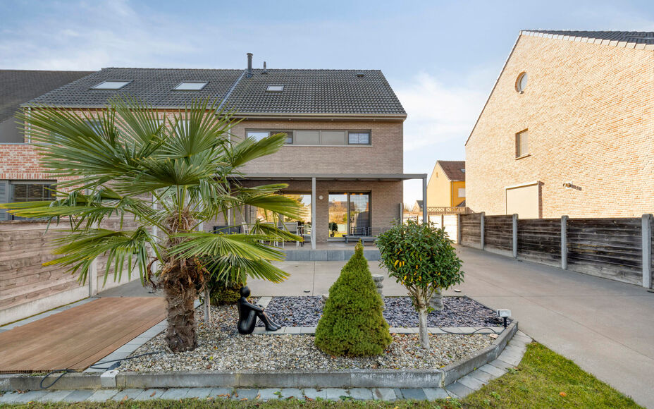 Leemans Real Estate vous propose cette magnifique maison jumelée, prête à emménager, idéalement située à Liedekerke.
Grâce à sa situation centrale, toutes les commodités sont à proximité : commerces, écoles, transports en commun, installation