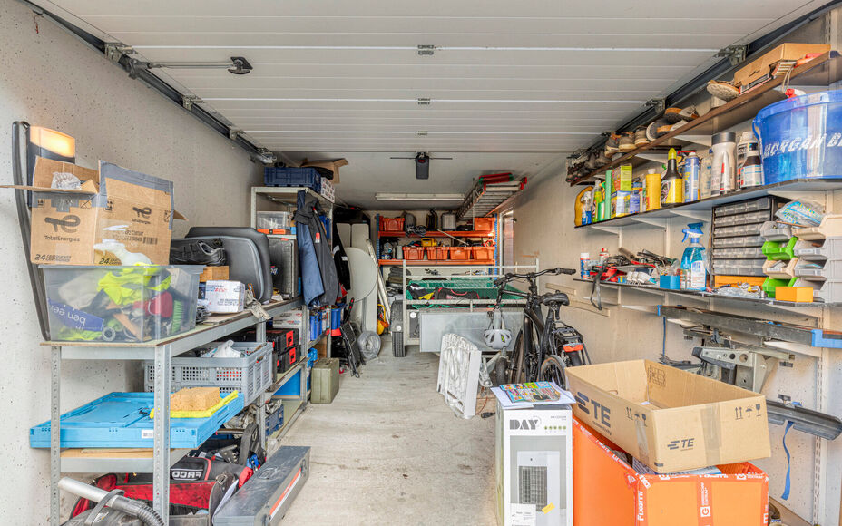 Leemans Real Estate vous propose cette magnifique maison jumelée, prête à emménager, idéalement située à Liedekerke.
Grâce à sa situation centrale, toutes les commodités sont à proximité : commerces, écoles, transports en commun, installation