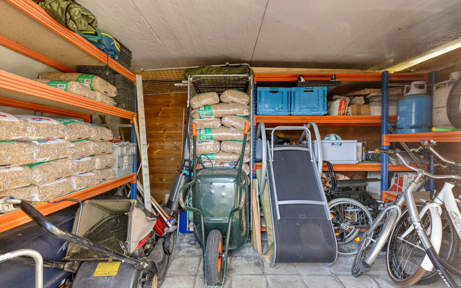 Leemans Real Estate vous propose cette magnifique maison jumelée, prête à emménager, idéalement située à Liedekerke.
Grâce à sa situation centrale, toutes les commodités sont à proximité : commerces, écoles, transports en commun, installation