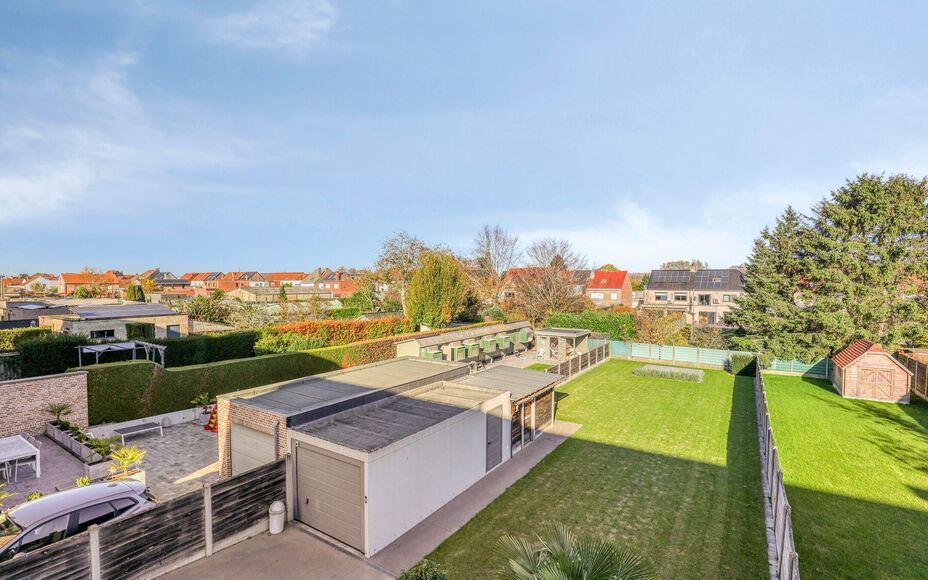 Leemans Real Estate vous propose cette magnifique maison jumelée, prête à emménager, idéalement située à Liedekerke.
Grâce à sa situation centrale, toutes les commodités sont à proximité : commerces, écoles, transports en commun, installation