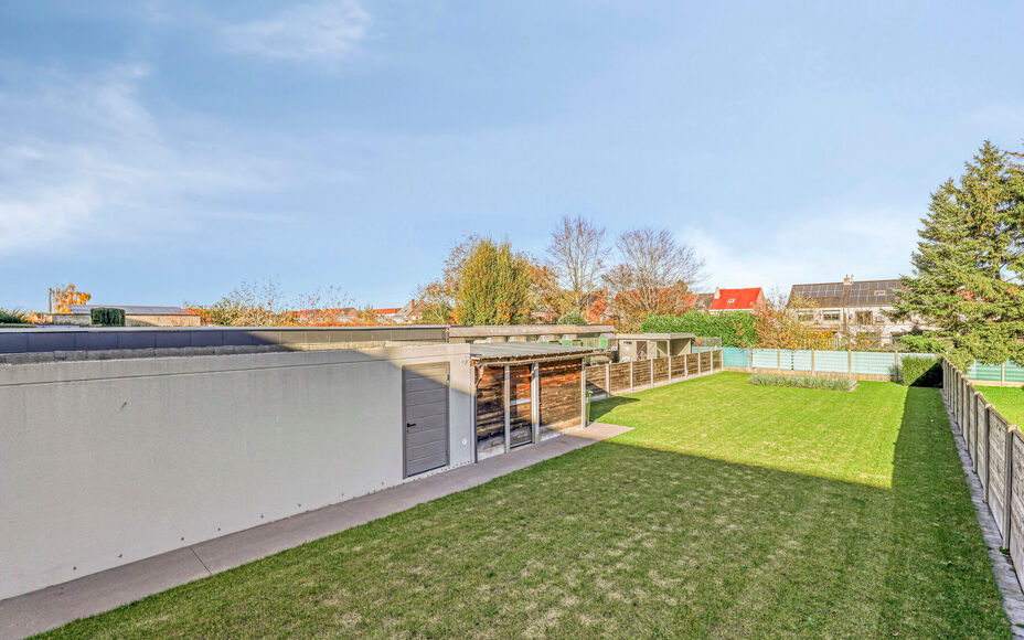 Leemans Real Estate vous propose cette magnifique maison jumelée, prête à emménager, idéalement située à Liedekerke.
Grâce à sa situation centrale, toutes les commodités sont à proximité : commerces, écoles, transports en commun, installation