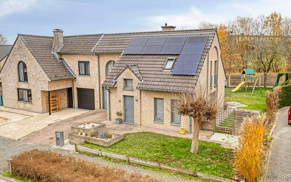 Leemans Real Estate vous présente cette maison clé en main, idéalement située au cœur de Liedekerke. Grâce à son emplacement central, toutes les commodités sont accessibles à pied : commerces, écoles, installations sportives, transports en commu