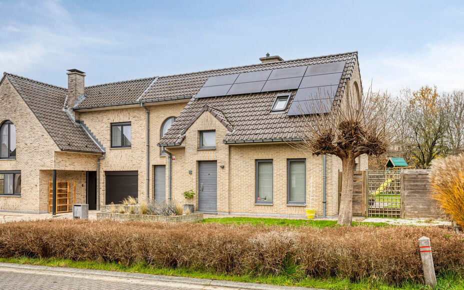 Leemans Real Estate vous présente cette maison clé en main, idéalement située au cœur de Liedekerke. Grâce à son emplacement central, toutes les commodités sont accessibles à pied : commerces, écoles, installations sportives, transports en commu