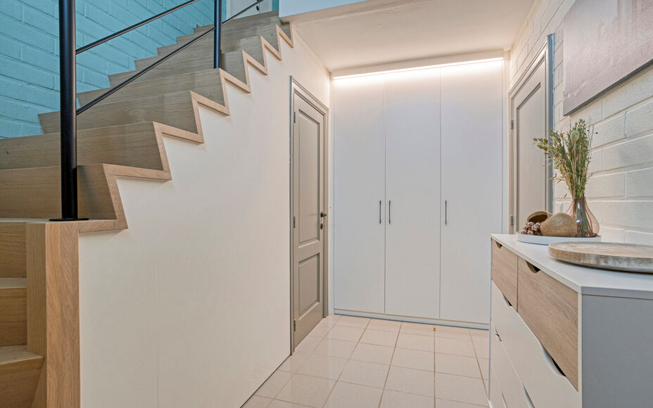 Leemans Real Estate vous présente cette maison clé en main, idéalement située au cœur de Liedekerke. Grâce à son emplacement central, toutes les commodités sont accessibles à pied : commerces, écoles, installations sportives, transports en commu