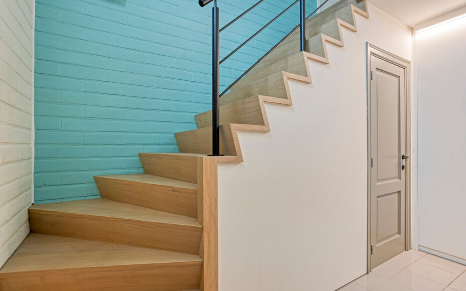 Leemans Real Estate vous présente cette maison clé en main, idéalement située au cœur de Liedekerke. Grâce à son emplacement central, toutes les commodités sont accessibles à pied : commerces, écoles, installations sportives, transports en commu