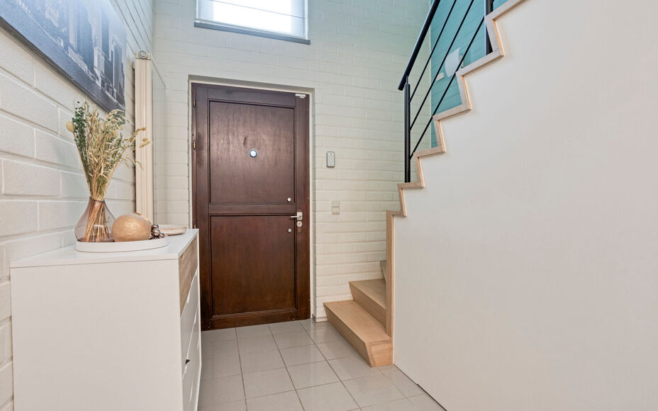 Leemans Real Estate vous présente cette maison clé en main, idéalement située au cœur de Liedekerke. Grâce à son emplacement central, toutes les commodités sont accessibles à pied : commerces, écoles, installations sportives, transports en commu