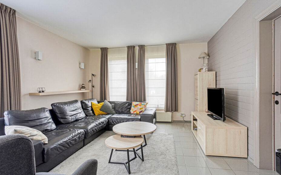 Leemans Real Estate vous présente cette maison clé en main, idéalement située au cœur de Liedekerke. Grâce à son emplacement central, toutes les commodités sont accessibles à pied : commerces, écoles, installations sportives, transports en commu