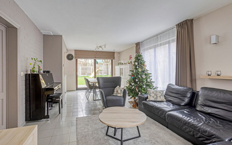 Leemans Real Estate vous présente cette maison clé en main, idéalement située au cœur de Liedekerke. Grâce à son emplacement central, toutes les commodités sont accessibles à pied : commerces, écoles, installations sportives, transports en commu