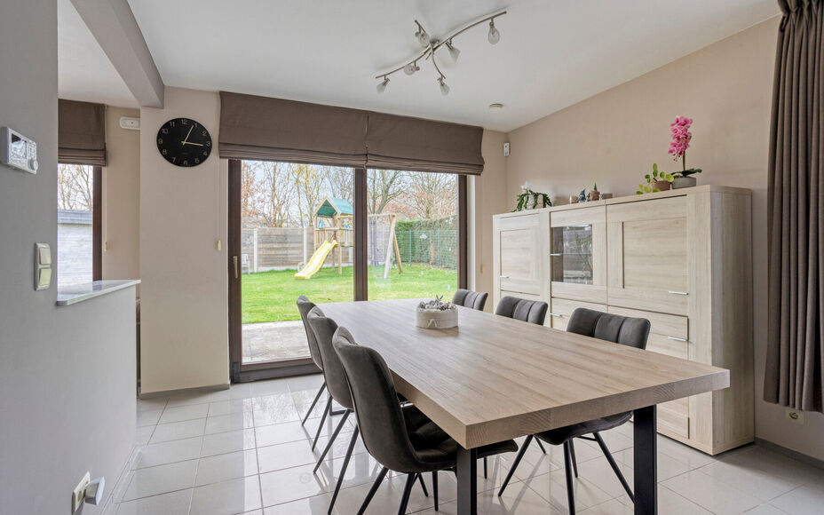 Leemans Real Estate vous présente cette maison clé en main, idéalement située au cœur de Liedekerke. Grâce à son emplacement central, toutes les commodités sont accessibles à pied : commerces, écoles, installations sportives, transports en commu