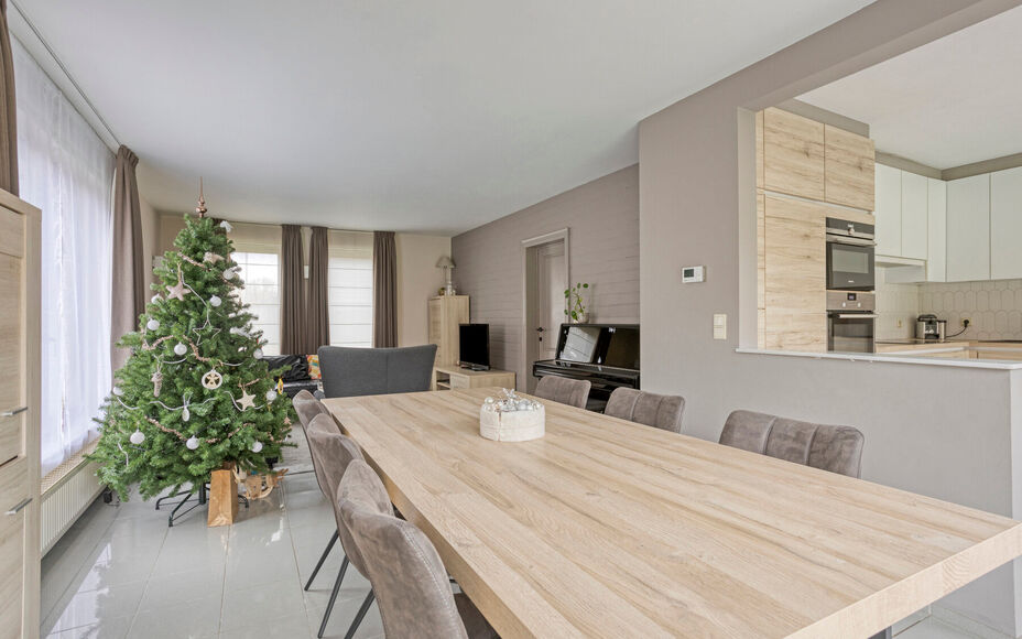 Leemans Real Estate vous présente cette maison clé en main, idéalement située au cœur de Liedekerke. Grâce à son emplacement central, toutes les commodités sont accessibles à pied : commerces, écoles, installations sportives, transports en commu