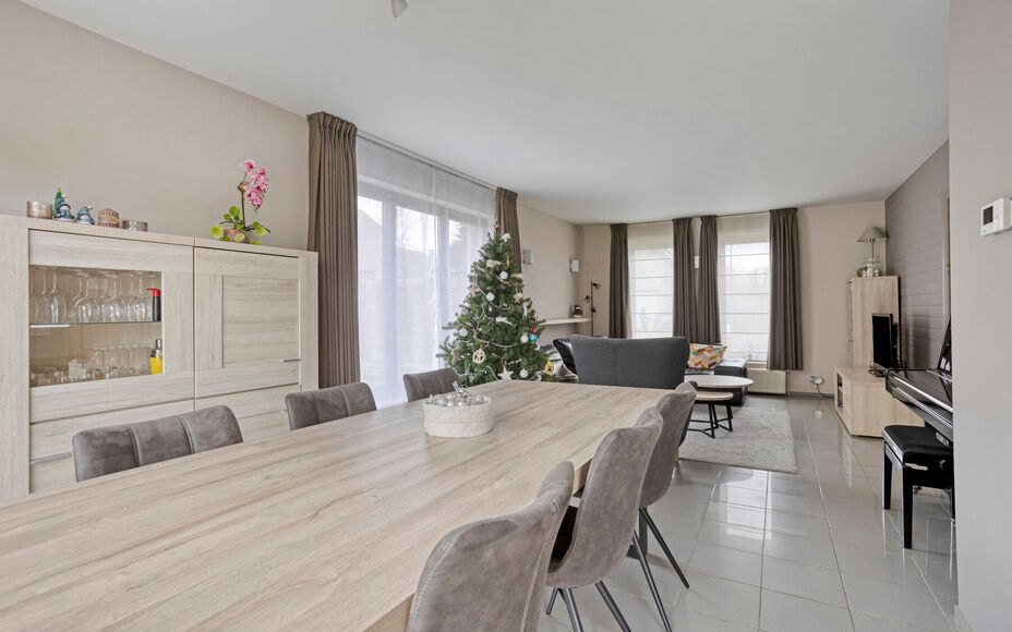 Leemans Real Estate vous présente cette maison clé en main, idéalement située au cœur de Liedekerke. Grâce à son emplacement central, toutes les commodités sont accessibles à pied : commerces, écoles, installations sportives, transports en commu