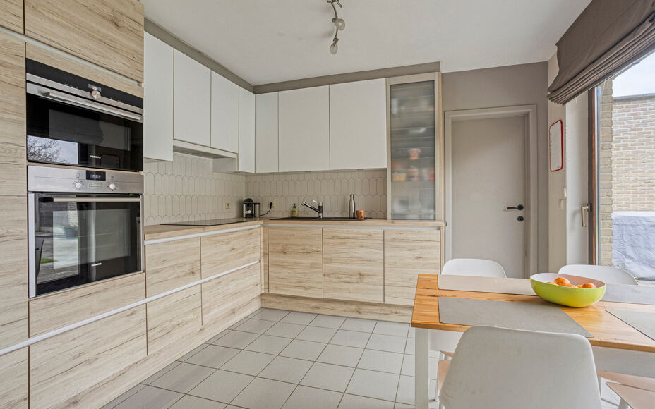 Leemans Real Estate vous présente cette maison clé en main, idéalement située au cœur de Liedekerke. Grâce à son emplacement central, toutes les commodités sont accessibles à pied : commerces, écoles, installations sportives, transports en commu