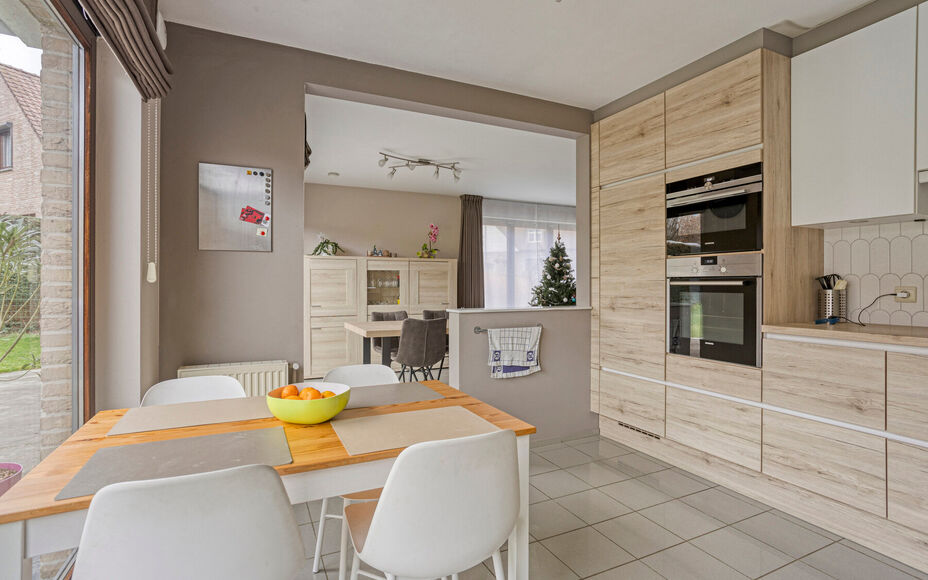 Leemans Real Estate vous présente cette maison clé en main, idéalement située au cœur de Liedekerke. Grâce à son emplacement central, toutes les commodités sont accessibles à pied : commerces, écoles, installations sportives, transports en commu