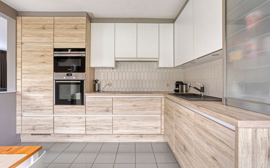 Leemans Real Estate vous présente cette maison clé en main, idéalement située au cœur de Liedekerke. Grâce à son emplacement central, toutes les commodités sont accessibles à pied : commerces, écoles, installations sportives, transports en commu