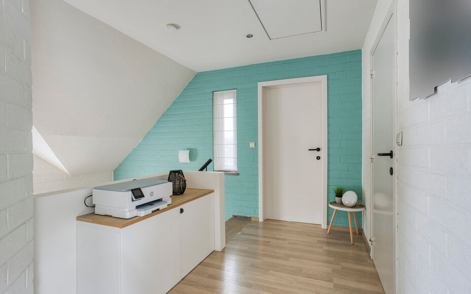 Leemans Real Estate vous présente cette maison clé en main, idéalement située au cœur de Liedekerke. Grâce à son emplacement central, toutes les commodités sont accessibles à pied : commerces, écoles, installations sportives, transports en commu