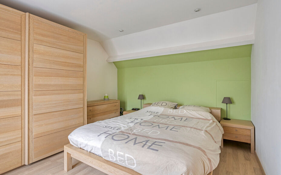 Leemans Real Estate vous présente cette maison clé en main, idéalement située au cœur de Liedekerke. Grâce à son emplacement central, toutes les commodités sont accessibles à pied : commerces, écoles, installations sportives, transports en commu