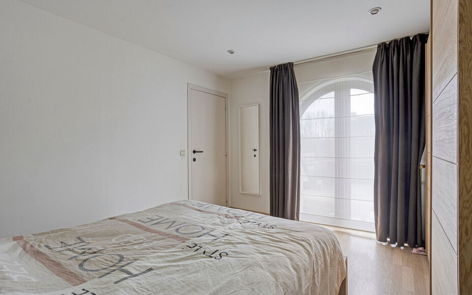 Leemans Real Estate vous présente cette maison clé en main, idéalement située au cœur de Liedekerke. Grâce à son emplacement central, toutes les commodités sont accessibles à pied : commerces, écoles, installations sportives, transports en commu