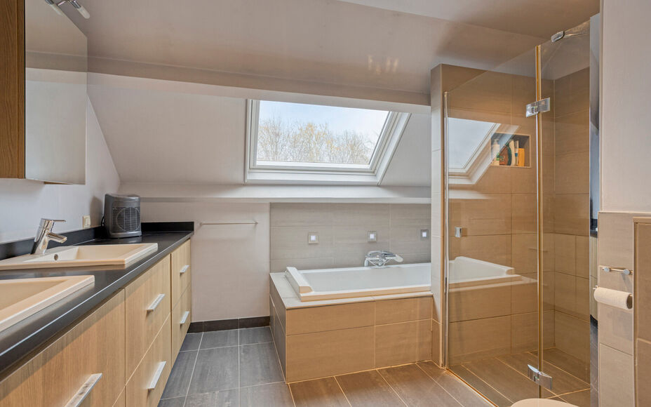 Leemans Real Estate vous présente cette maison clé en main, idéalement située au cœur de Liedekerke. Grâce à son emplacement central, toutes les commodités sont accessibles à pied : commerces, écoles, installations sportives, transports en commu