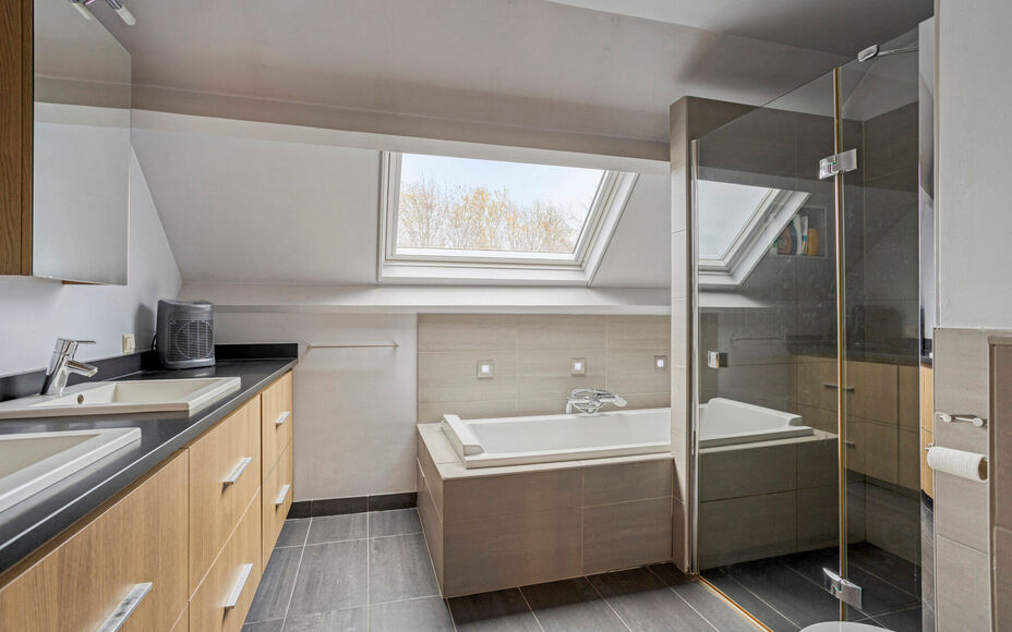 Leemans Real Estate vous présente cette maison clé en main, idéalement située au cœur de Liedekerke. Grâce à son emplacement central, toutes les commodités sont accessibles à pied : commerces, écoles, installations sportives, transports en commu