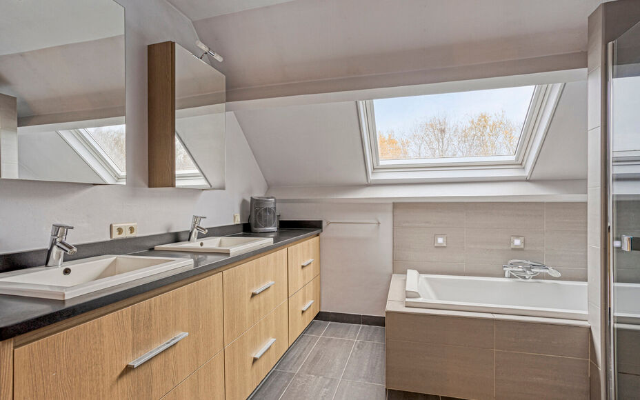 Leemans Real Estate vous présente cette maison clé en main, idéalement située au cœur de Liedekerke. Grâce à son emplacement central, toutes les commodités sont accessibles à pied : commerces, écoles, installations sportives, transports en commu