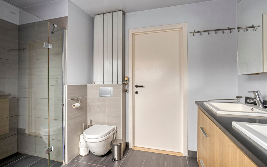 Leemans Real Estate vous présente cette maison clé en main, idéalement située au cœur de Liedekerke. Grâce à son emplacement central, toutes les commodités sont accessibles à pied : commerces, écoles, installations sportives, transports en commu