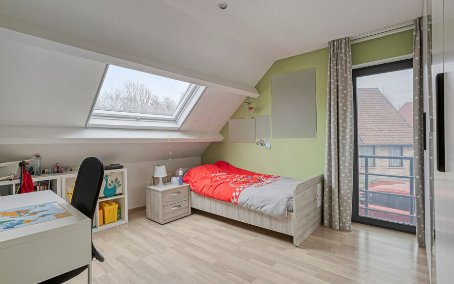 Leemans Real Estate vous présente cette maison clé en main, idéalement située au cœur de Liedekerke. Grâce à son emplacement central, toutes les commodités sont accessibles à pied : commerces, écoles, installations sportives, transports en commu