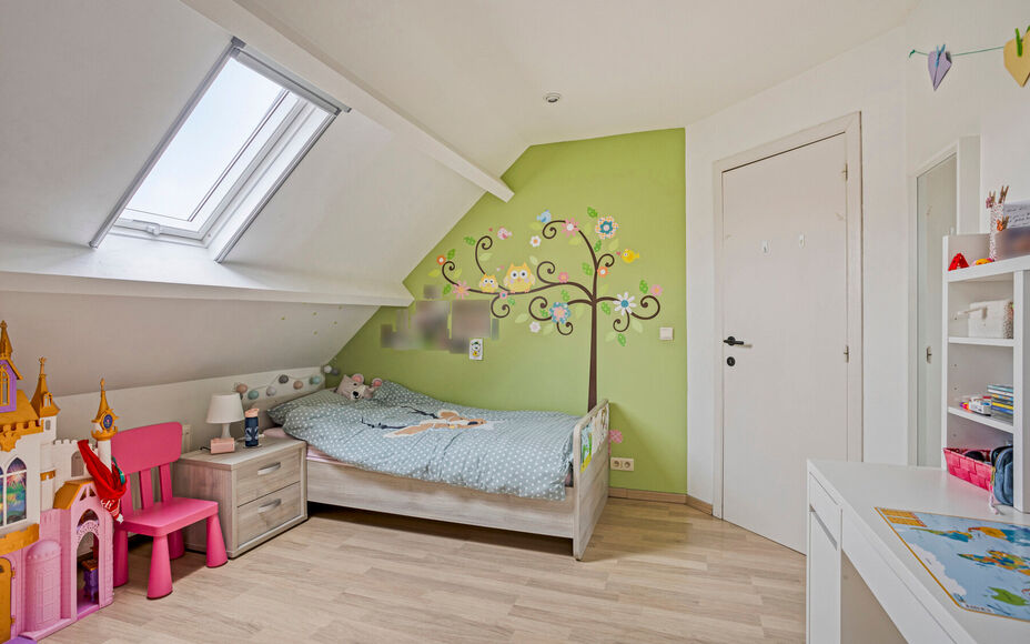 Leemans Real Estate vous présente cette maison clé en main, idéalement située au cœur de Liedekerke. Grâce à son emplacement central, toutes les commodités sont accessibles à pied : commerces, écoles, installations sportives, transports en commu