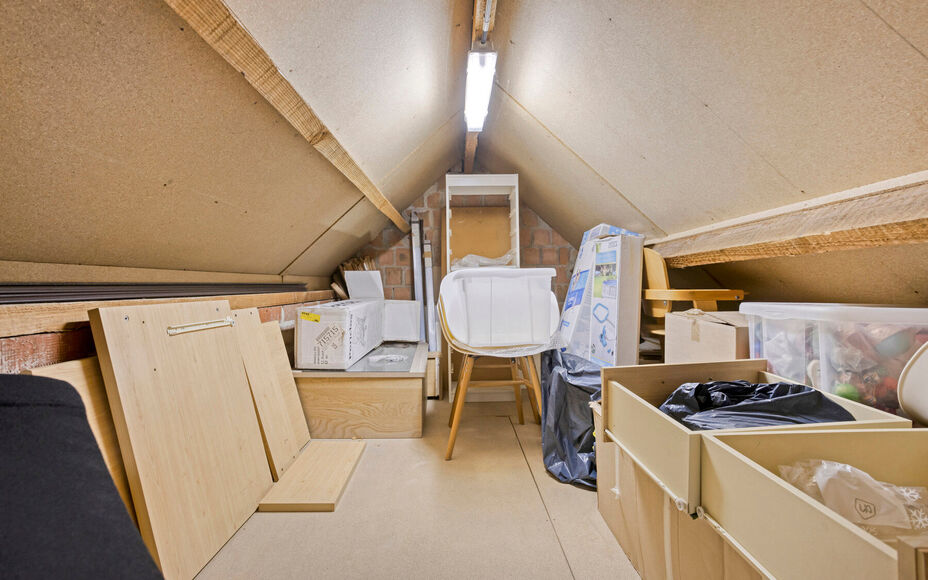 Leemans Real Estate vous présente cette maison clé en main, idéalement située au cœur de Liedekerke. Grâce à son emplacement central, toutes les commodités sont accessibles à pied : commerces, écoles, installations sportives, transports en commu