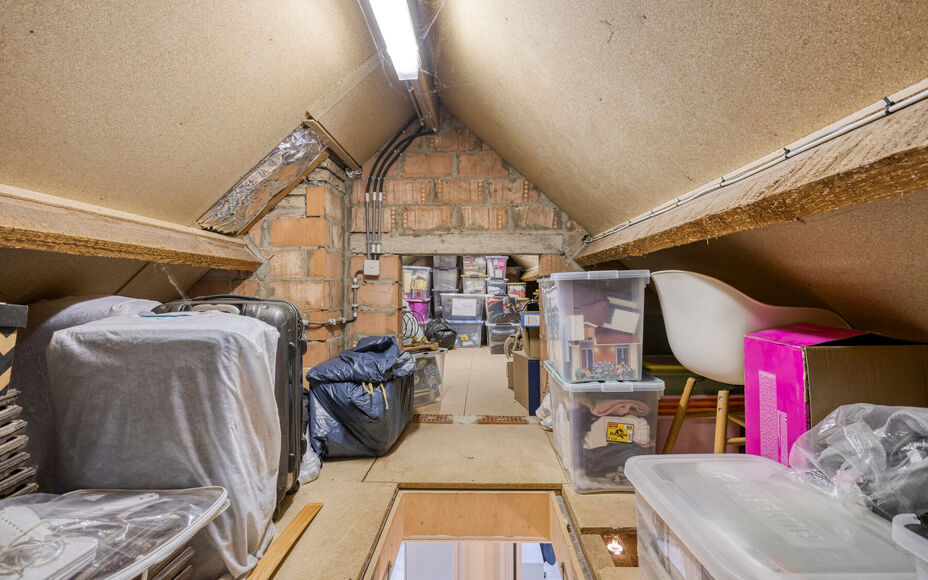 Leemans Real Estate vous présente cette maison clé en main, idéalement située au cœur de Liedekerke. Grâce à son emplacement central, toutes les commodités sont accessibles à pied : commerces, écoles, installations sportives, transports en commu