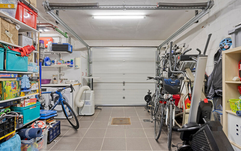 Leemans Real Estate vous présente cette maison clé en main, idéalement située au cœur de Liedekerke. Grâce à son emplacement central, toutes les commodités sont accessibles à pied : commerces, écoles, installations sportives, transports en commu