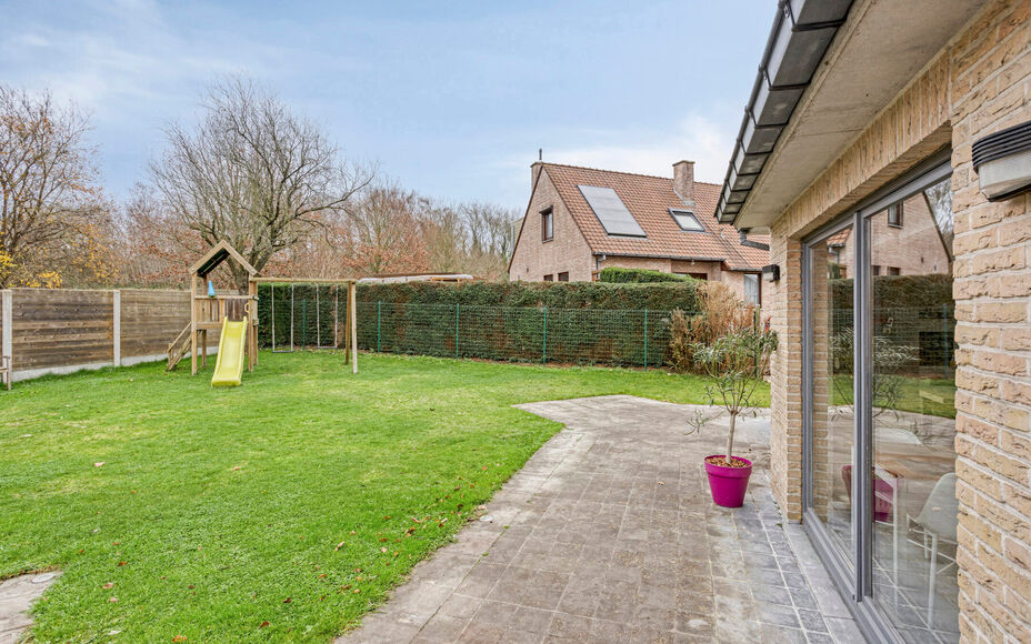 Leemans Real Estate vous présente cette maison clé en main, idéalement située au cœur de Liedekerke. Grâce à son emplacement central, toutes les commodités sont accessibles à pied : commerces, écoles, installations sportives, transports en commu