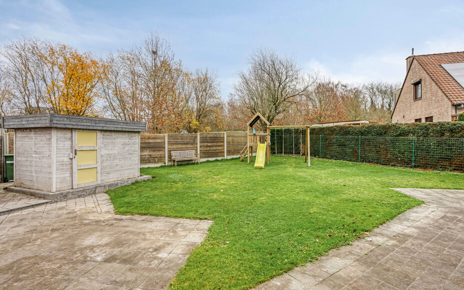 Leemans Real Estate vous présente cette maison clé en main, idéalement située au cœur de Liedekerke. Grâce à son emplacement central, toutes les commodités sont accessibles à pied : commerces, écoles, installations sportives, transports en commu