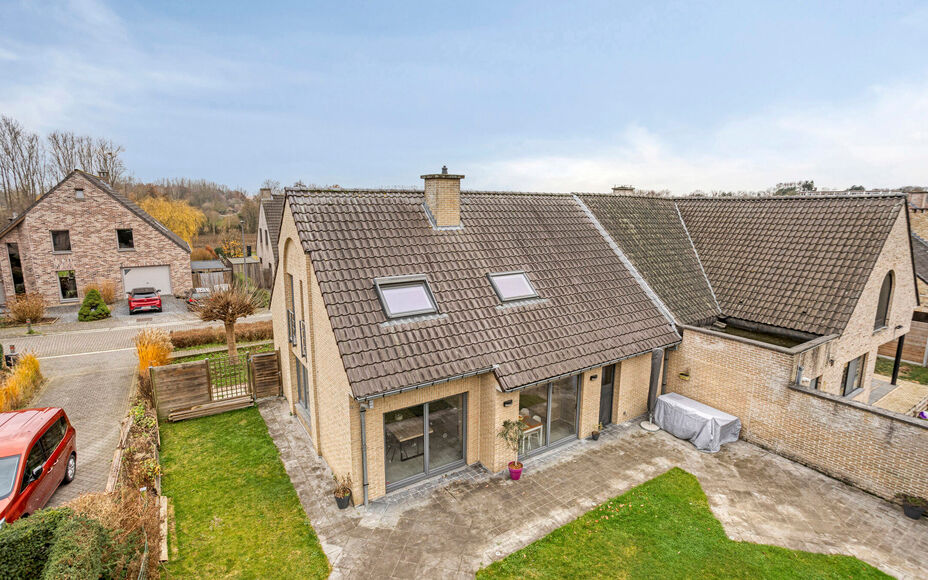 Leemans Real Estate vous présente cette maison clé en main, idéalement située au cœur de Liedekerke. Grâce à son emplacement central, toutes les commodités sont accessibles à pied : commerces, écoles, installations sportives, transports en commu