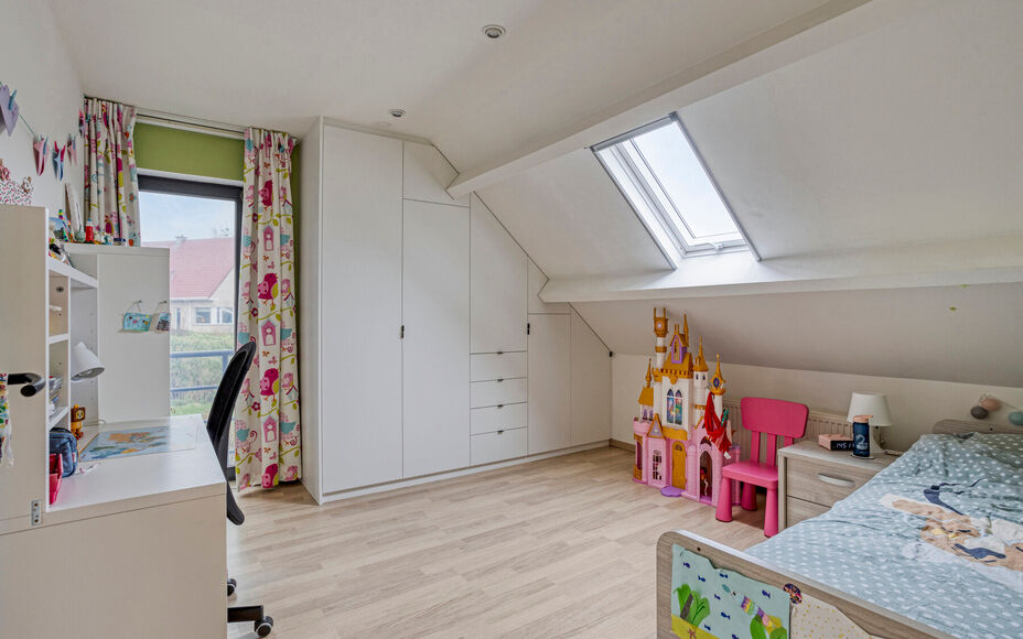 Leemans Real Estate vous présente cette maison clé en main, idéalement située au cœur de Liedekerke. Grâce à son emplacement central, toutes les commodités sont accessibles à pied : commerces, écoles, installations sportives, transports en commu