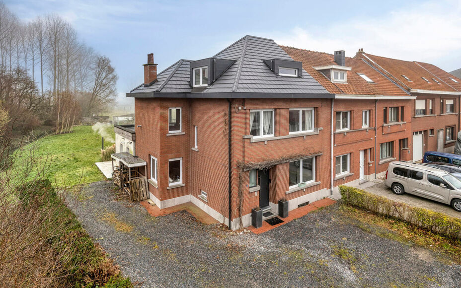 Leemans Real Estate vous présente cette maison mitoyenne magnifiquement rénovée, au confort exceptionnel, située au cœur de Merchtem. Grâce à son emplacement idéal, commerces, transports en commun, écoles, installations sportives et pistes cyclab