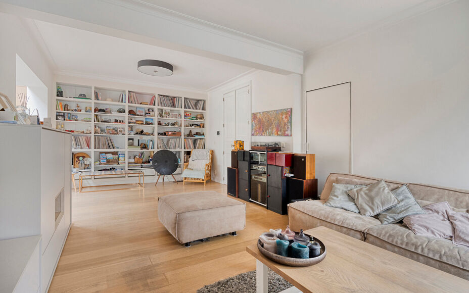 Leemans Real Estate vous présente cette maison mitoyenne magnifiquement rénovée, au confort exceptionnel, située au cœur de Merchtem. Grâce à son emplacement idéal, commerces, transports en commun, écoles, installations sportives et pistes cyclab