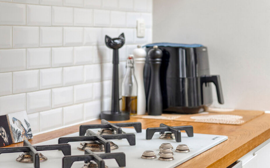 Leemans Real Estate vous présente cette maison mitoyenne magnifiquement rénovée, au confort exceptionnel, située au cœur de Merchtem. Grâce à son emplacement idéal, commerces, transports en commun, écoles, installations sportives et pistes cyclab